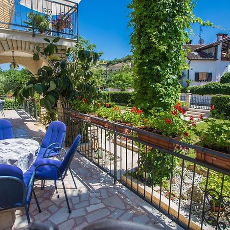 Garden View Apartment In Porec For 2 - 4 Persons Exterior photo