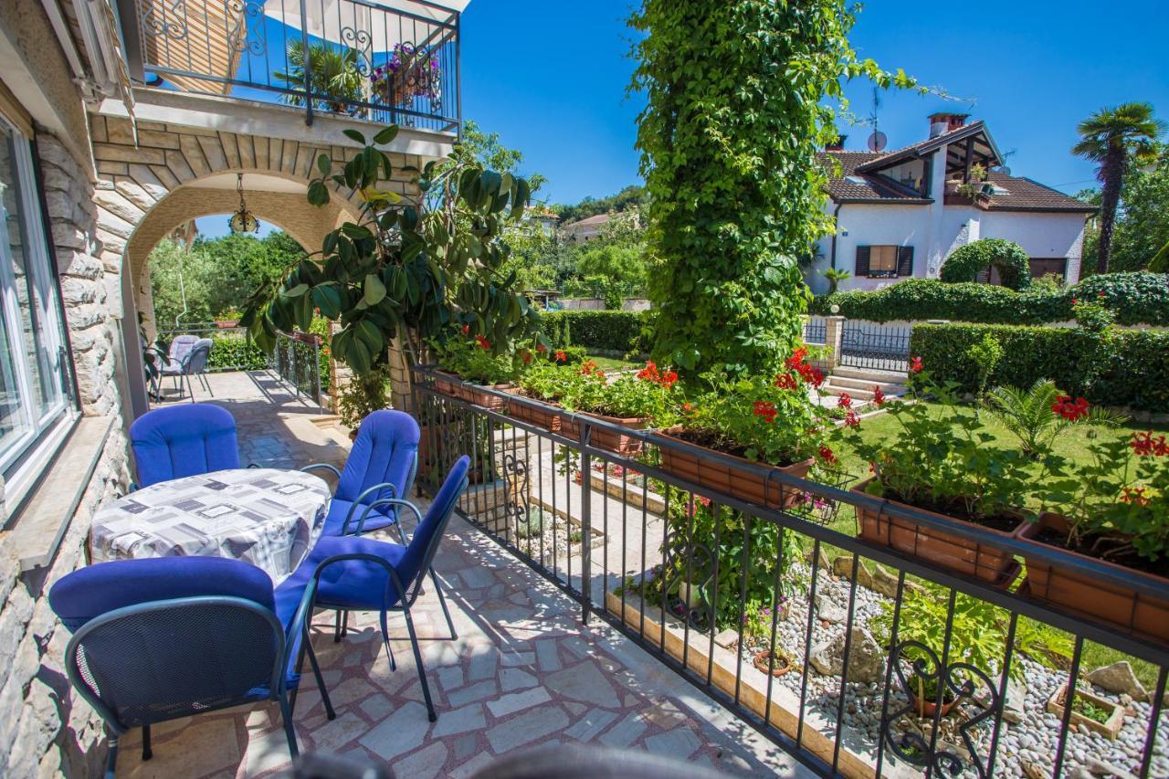 Garden View Apartment In Porec For 2 - 4 Persons Exterior photo