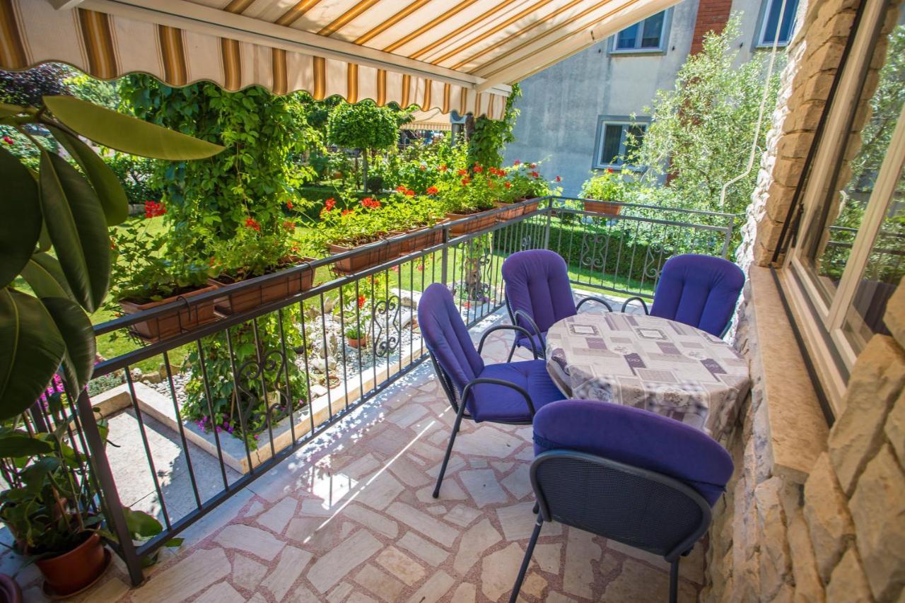 Garden View Apartment In Porec For 2 - 4 Persons Exterior photo