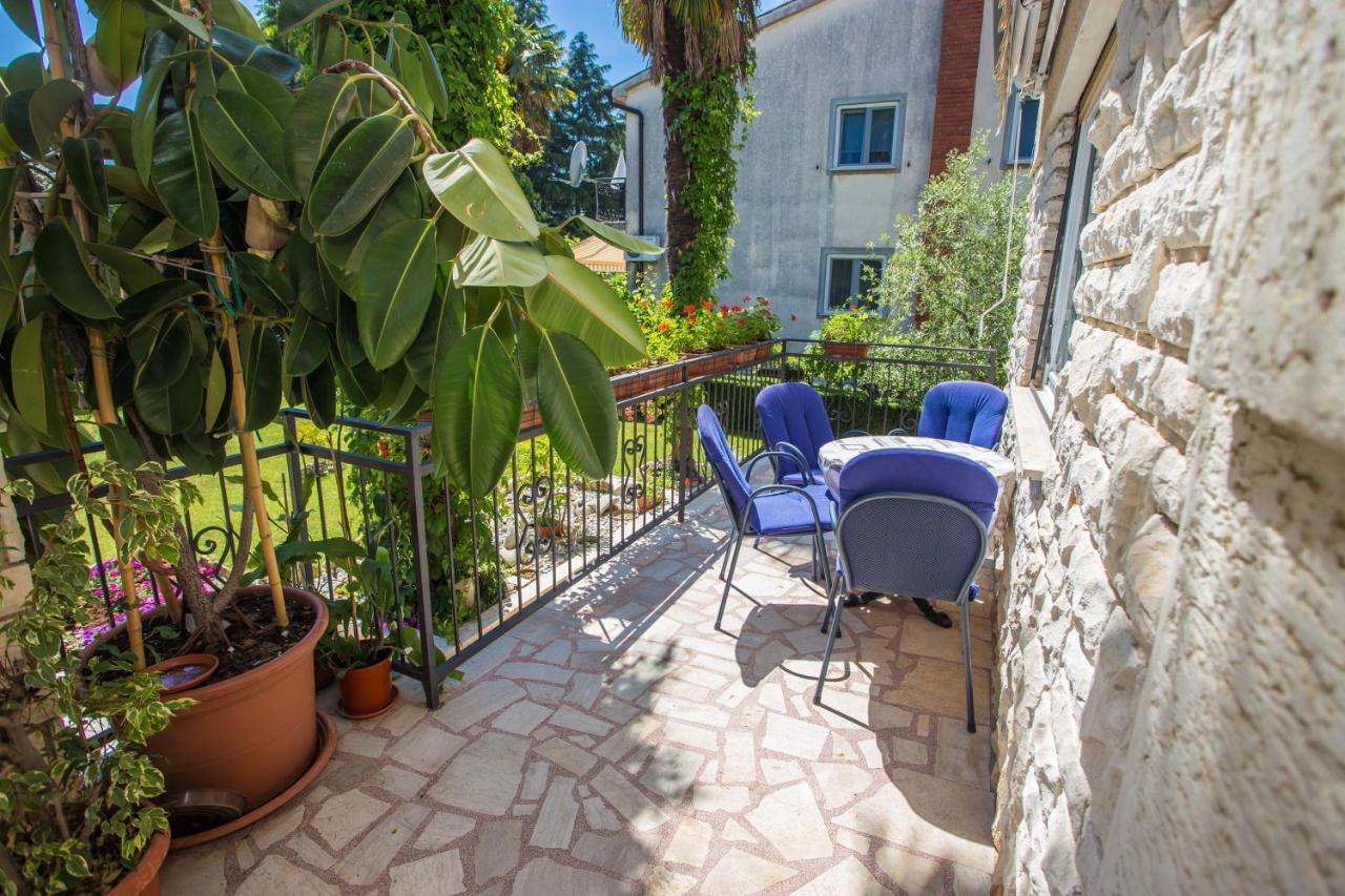 Garden View Apartment In Porec For 2 - 4 Persons Exterior photo